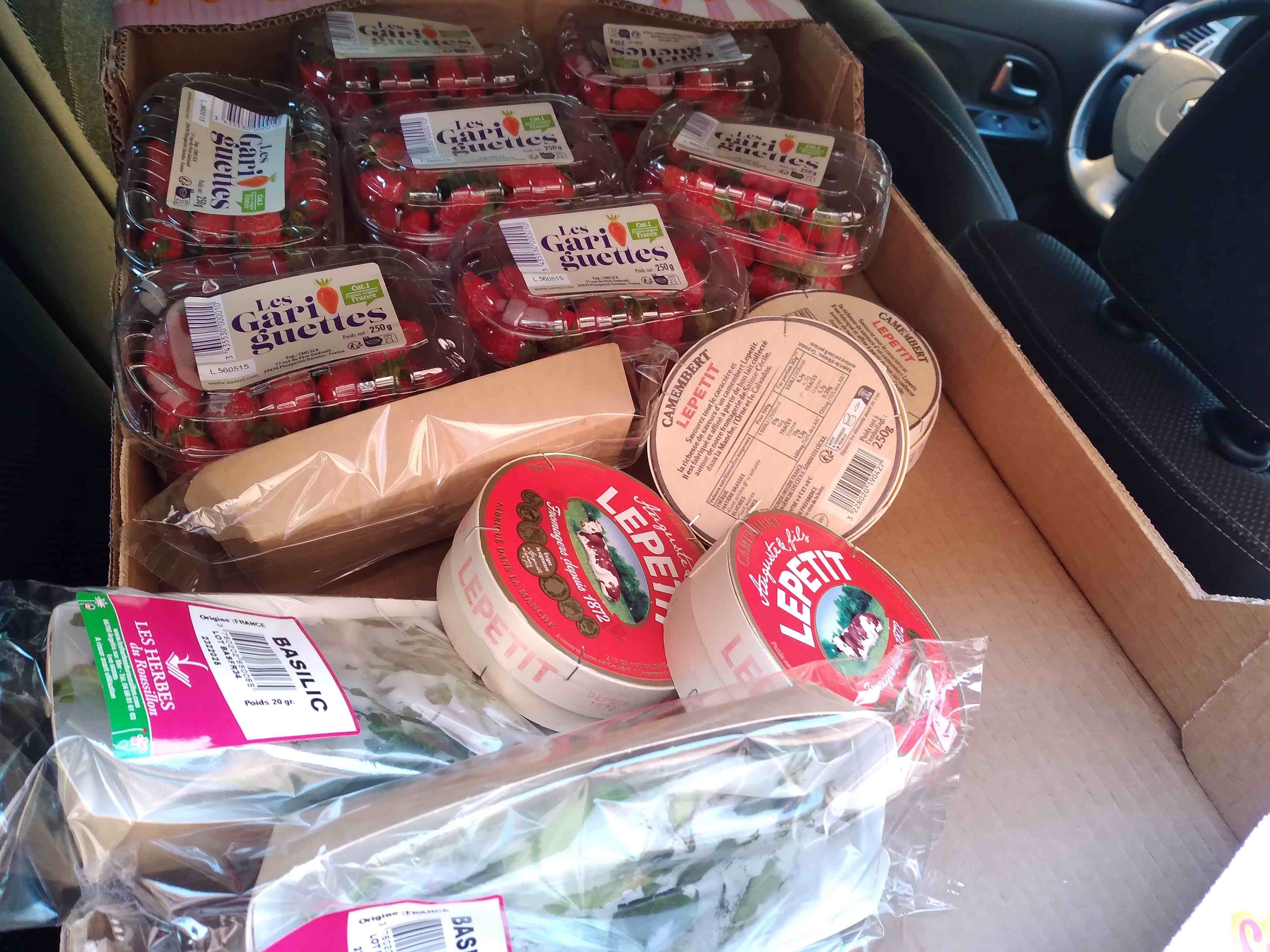 Fraises et fromages prêts à être offerts