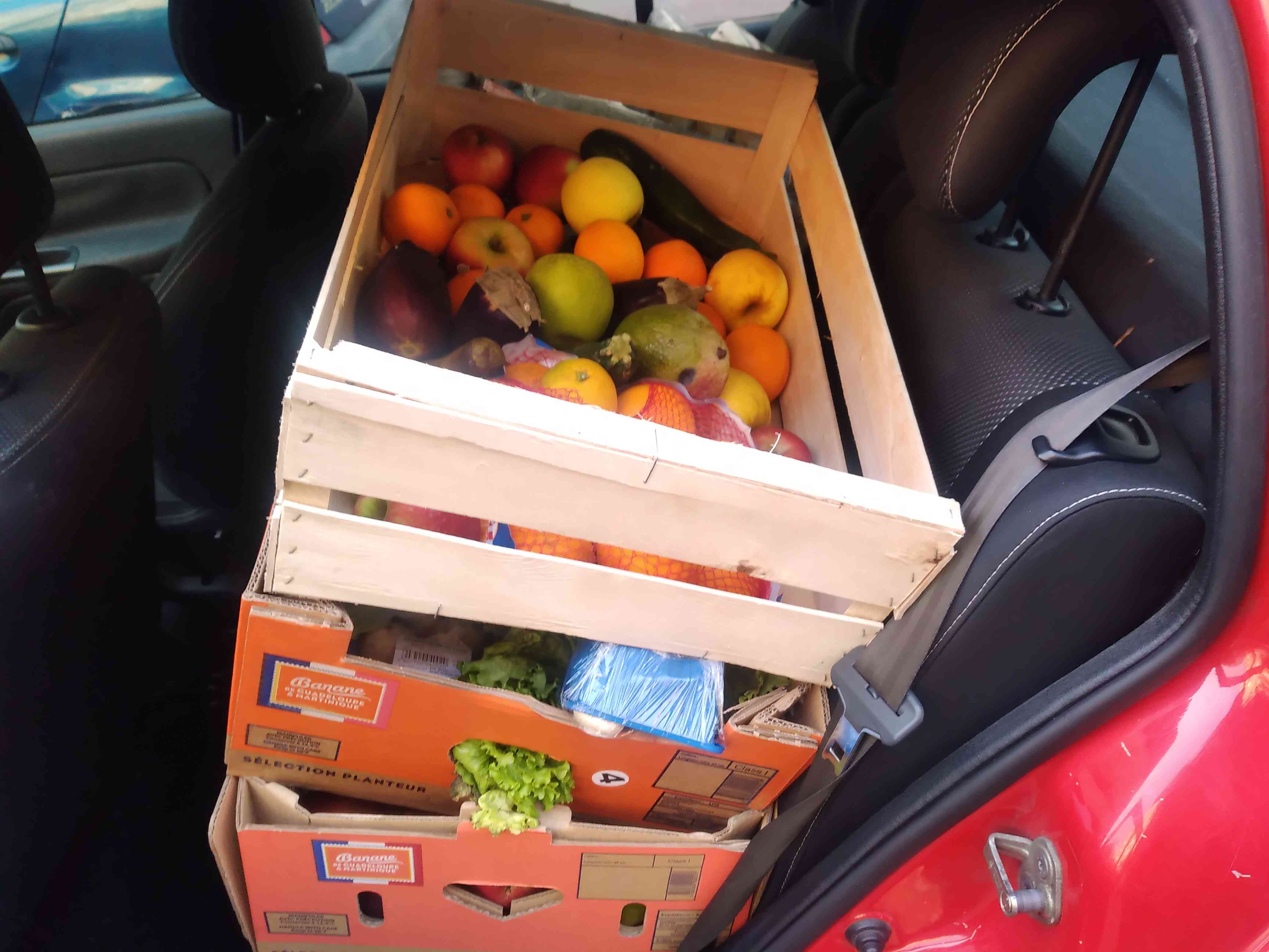 Chargement des dons dans le véhicule