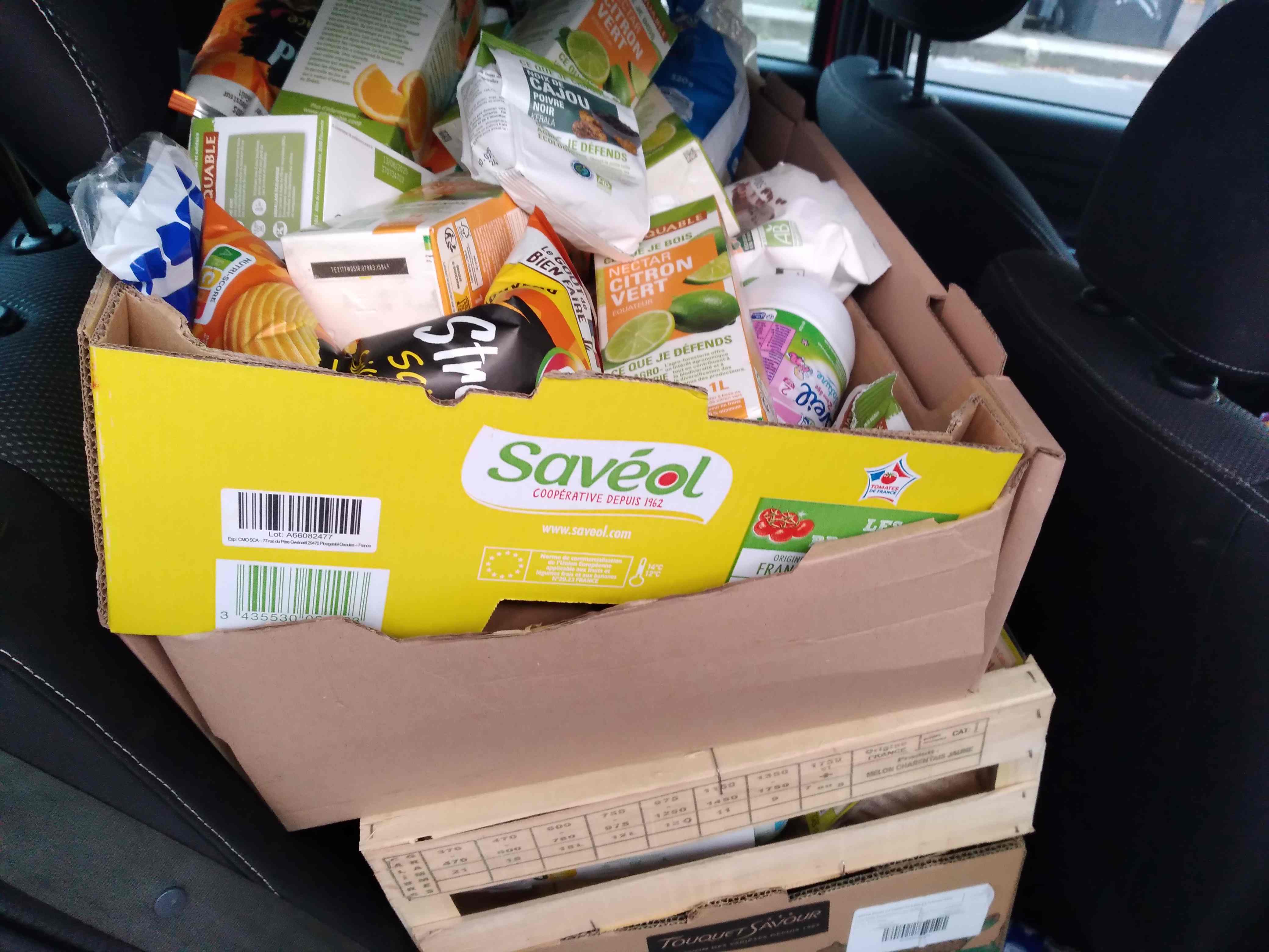Carton par carton, la solidarité s’empile